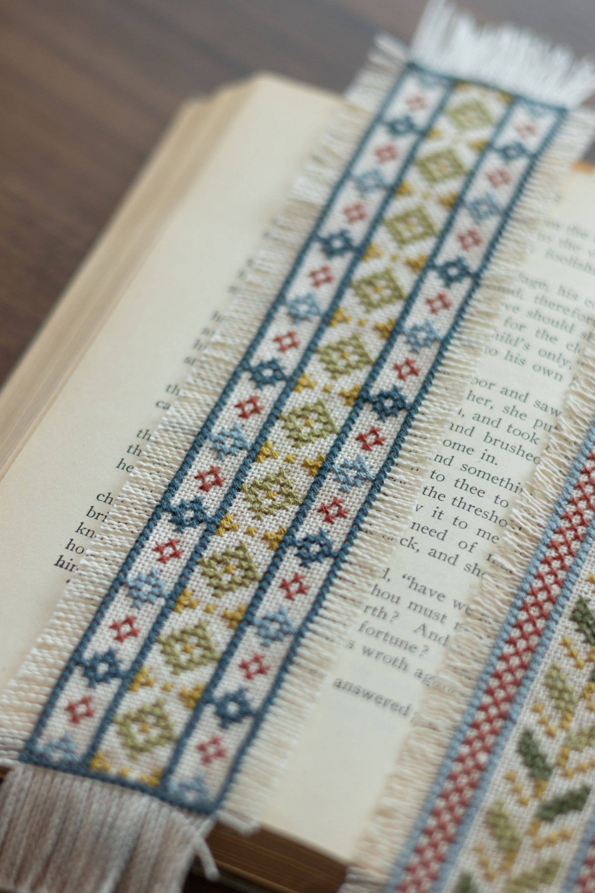 Folk Fabric cross stitch bookmark kit Ivory - Granite State Yarns